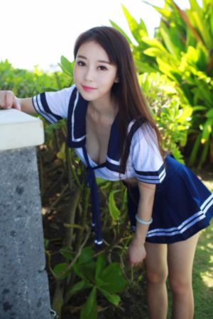 脱了她裙子摸进她的内裤亲吻