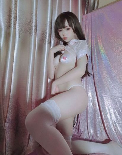 丰满的秘书年轻胸大的秘书